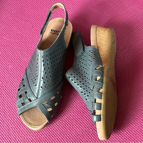 💙 Earth Perforated Leather Wedge Sandals 💙 - Picture 6 of 16
